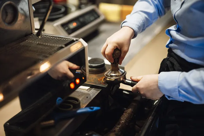 Barista an der Espressomaschine
