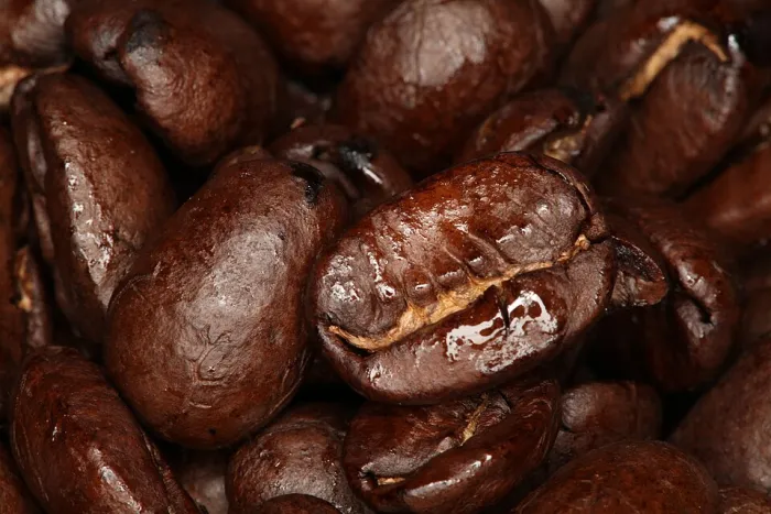 Nahaufnahme gerösteter Kaffeebohnen