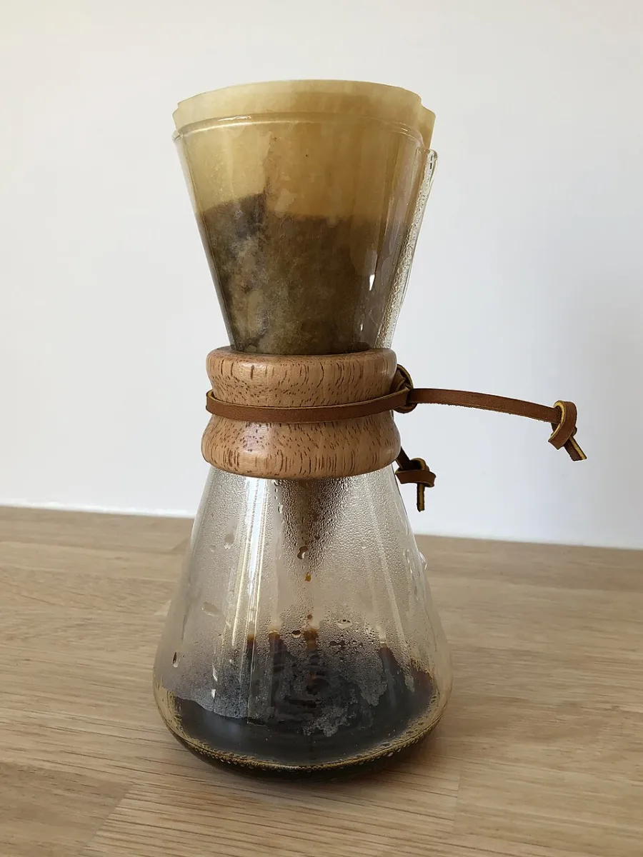 Kaffee wird per Hand aufgegossen
