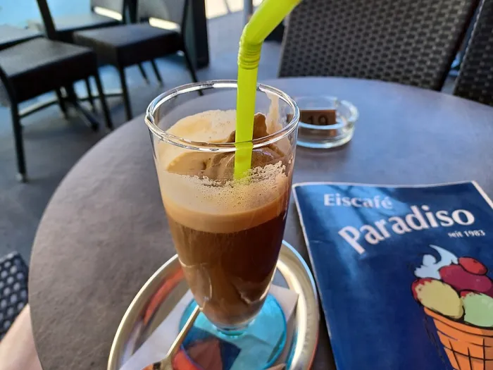 Eiskaffee mit Milchschwaden im Glas