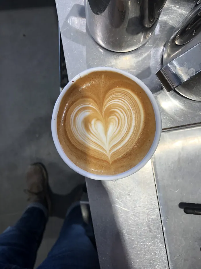 Tasse Latte mit Latte-Art von oben
