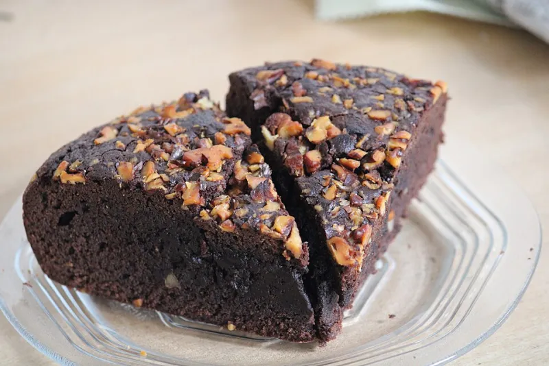 Schoko-Fudge-Brownie mit Mandelblättern