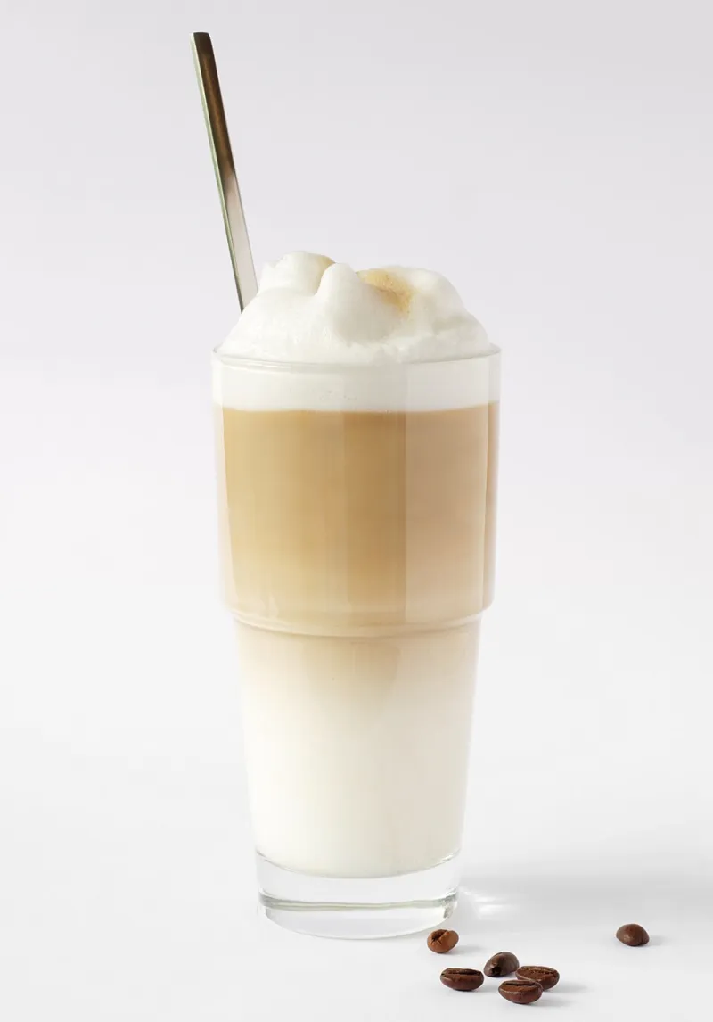 Schoko-Latte im hohen Glas mit Milchschaum