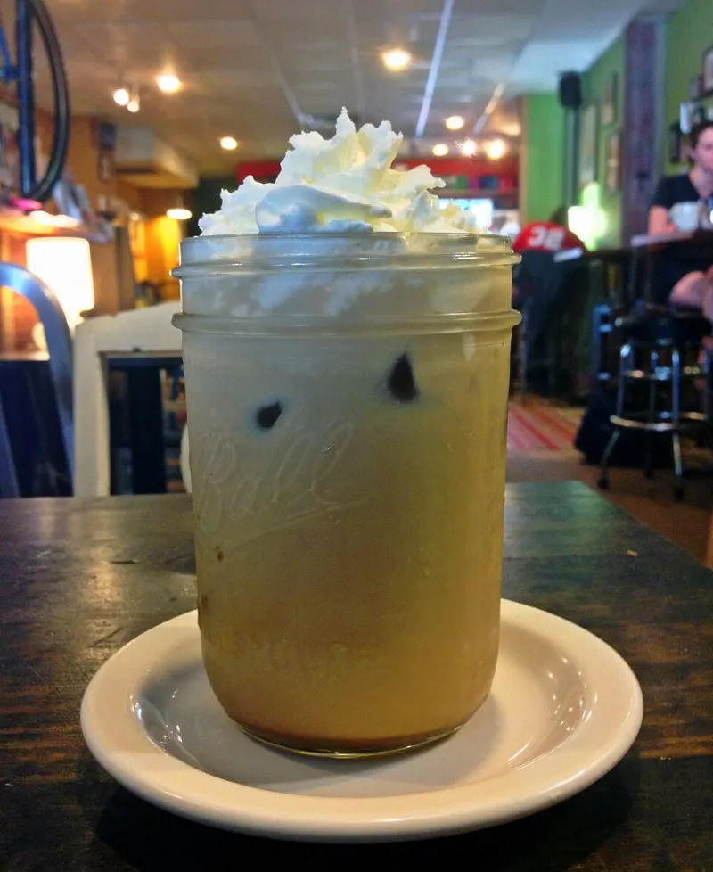 Mocha Latte mit Kakao in Gläsern