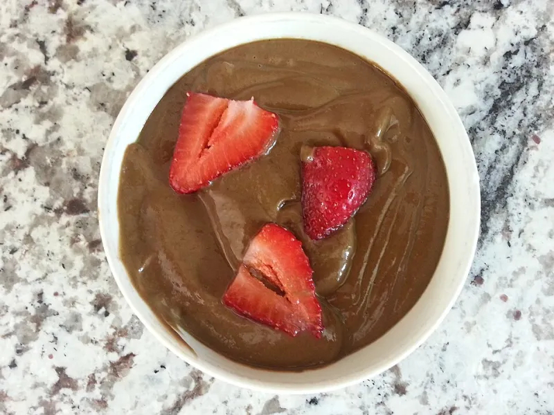 Tropical Smoothie Bowl mit Früchten und Nüssen