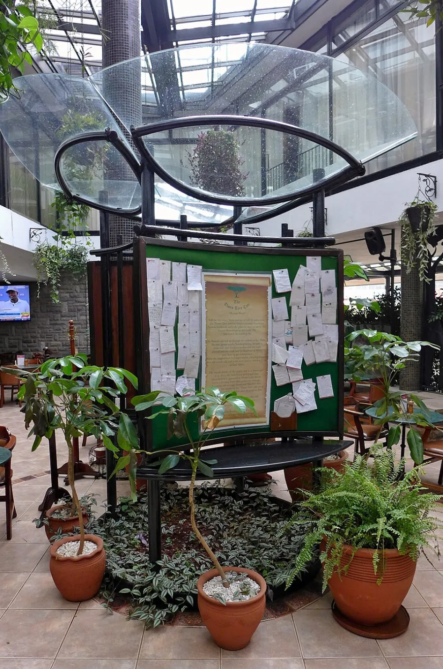 Helles Kaffeehaus-Interieur mit Pflanzen