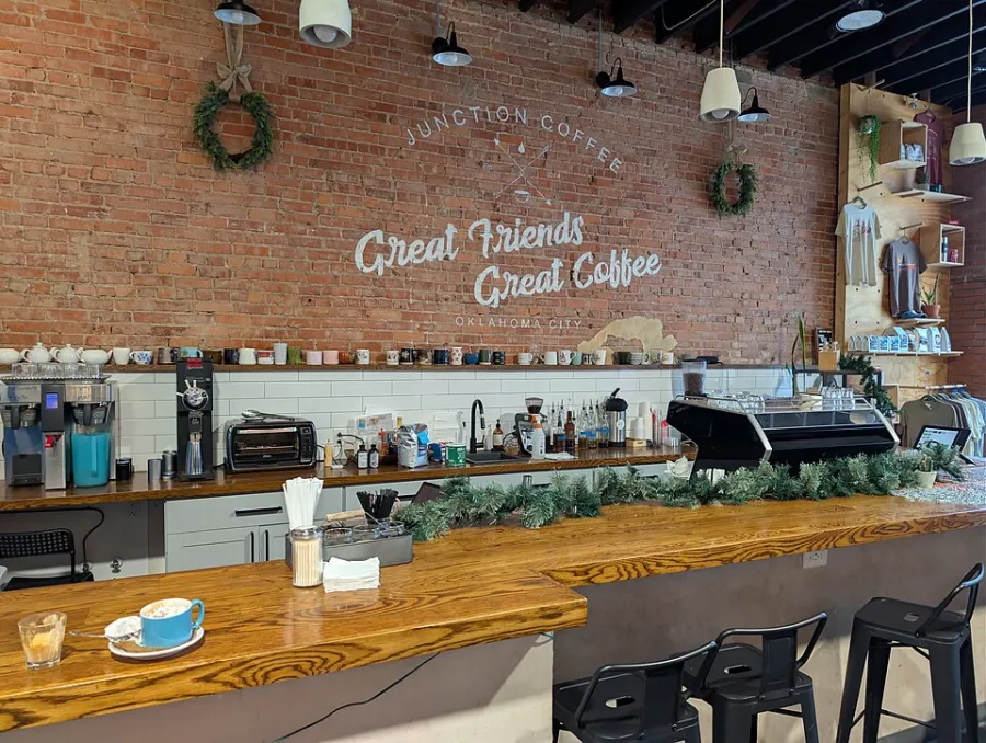 Theke des Kaffeehauses mit Backwaren